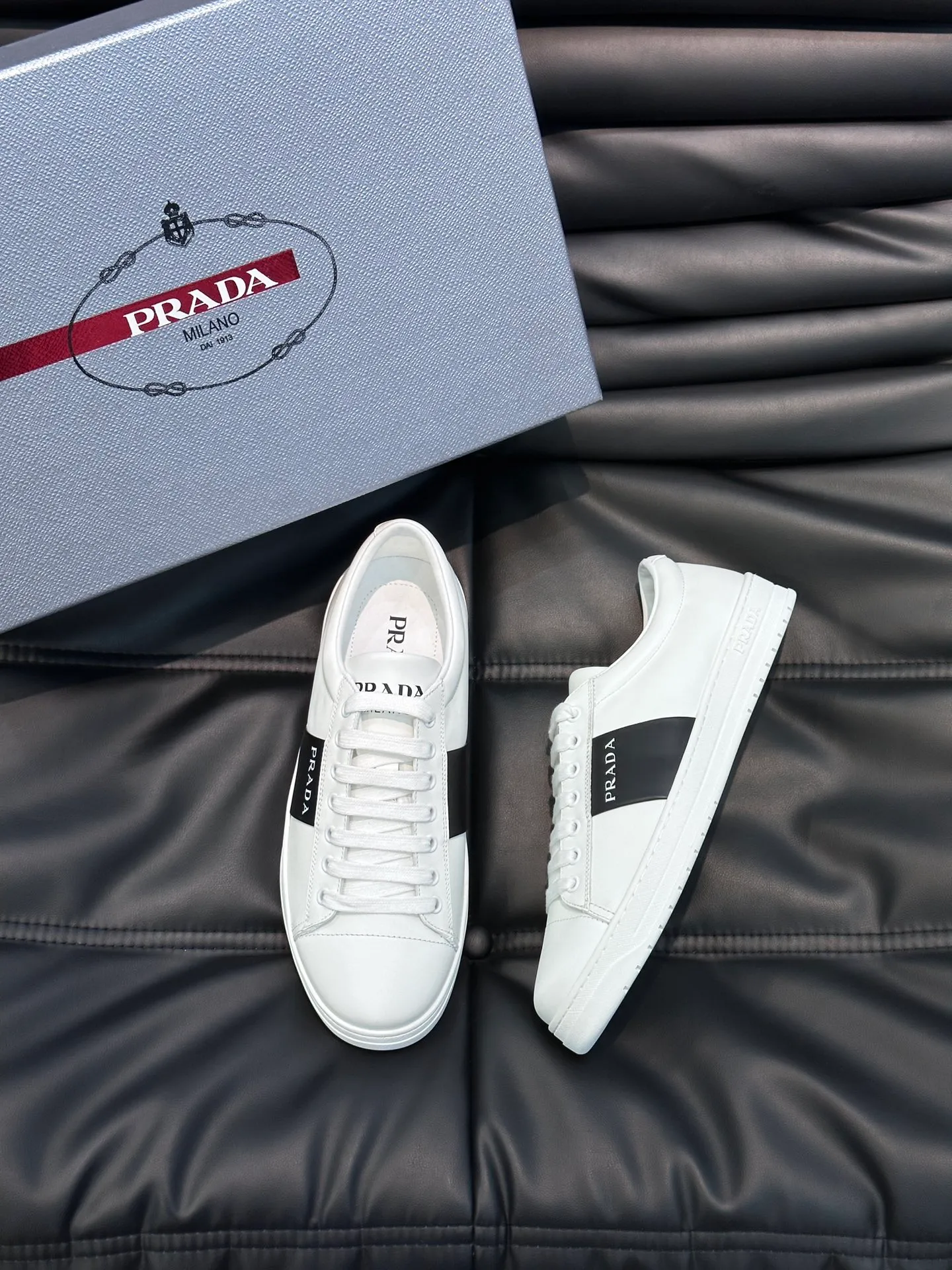 Men's shoes 💰p360 "Men's shoes 💰pRAD*" Prada's new high-end men's casual sports shoes. This leather sports shoe uses calfskin upper. The body of the shoe interprets the Prada letter brand logo from multiple angles. The brand logo is embellished on one side of the upper, all explaining the brand style. Sheepskin lining, lightweight, comfortable and durable! Size: 38-44